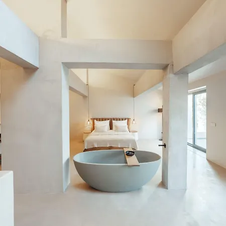 Roome Hotel *